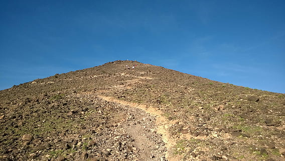 montagna, sentiero, elenco, percorso migratorio, paesaggio, paesaggio di montagna, escursioni a piedi, Fuerteventura, cielo, natura, blu, nessuno, terra, scenics - natura, all'aperto, giorno, ambiente, viaggio, destinazioni di viaggio, cielo sereno, storia, bellezza nella natura, architettura, la tranquillità, il passato, picco di montagna, antica civiltà, semi arido, 2K, CC0, dominio pubblico, privo di copyright