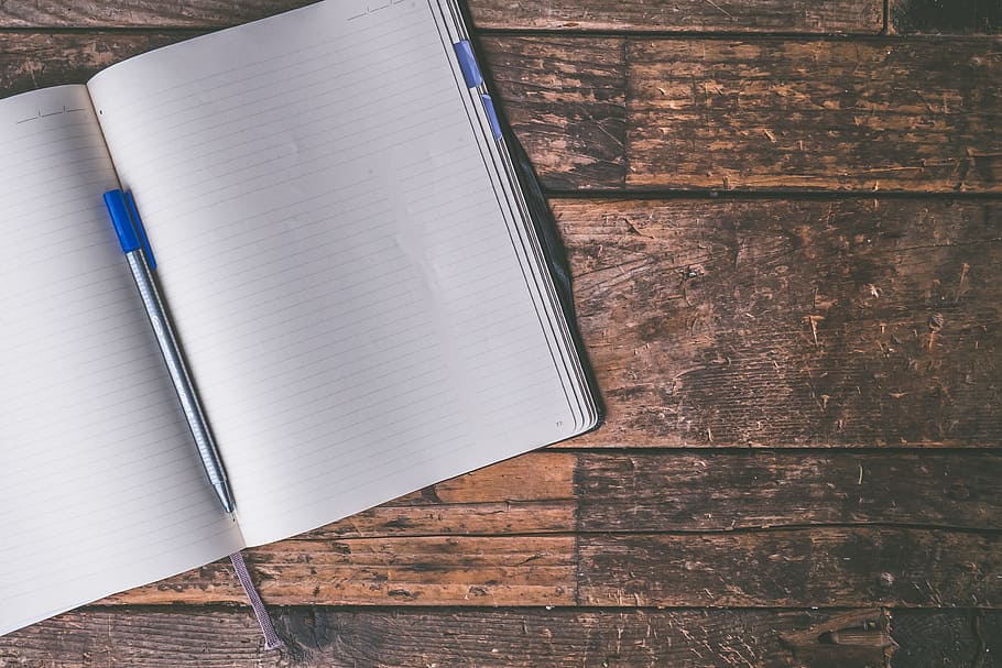 blu, penna a sfera, bianca, governato, taccuino, sfondo, vuoto, libro, attacchi, di brainstorming, attività commerciale, buio, scrivania, documento, formazione scolastica, pavimento, mobilia, dentro, rivista, il computer portatile, pagina, carta, foglio, vetro, tavolo, legna, di legno, spazio di lavoro, scrittura, legno - materiale, pubblicazione, nessuno, natura morta, in casa, penna, vista dall'alto, Aperto, strumento di scrittura, direttamente sopra, bloc notes, avvicinamento, matita, copia spazio, libro con copertina rigida, 4K