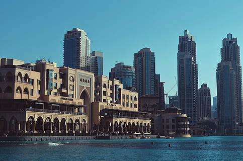 edifici, corpo, acqua, costruzione, struttura, cielo, infrastruttura, finestra, istituzione, Hotel, città, urbano, architettura, mare, oceano, destinazioni di viaggio, esterno dell'edificio, grattacielo, lungomare, skyline urbano, all'aperto, nessuno, struttura costruita, edificio per uffici esterno, natura, giorno, paesaggio urbano, cielo sereno, blu, Torre, moderno, distretto finanziario, piscina, 2K, CC0, dominio pubblico, privo di copyright