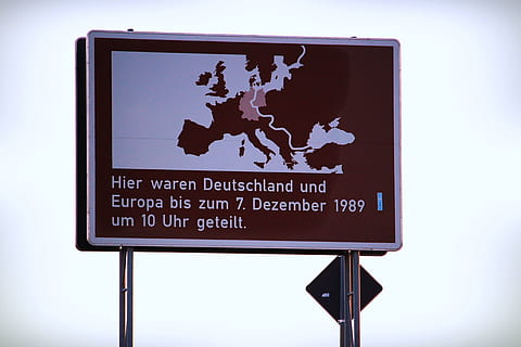 granica, tarcza, elbe, dömitz, Reunion, ddr, porozumiewanie się, znak, poradnictwo, pismo zachodnie, tekst, żadnych ludzi, mapa, kierunek, Natura, Informacja, Mapa świata, znak informacyjny, podróżować, cele podróży, dzień, na dworze, niebo, reprezentacja, znak drogowy, zbliżenie, 5K, CC0, domena publiczna, darmowe zdjęcia