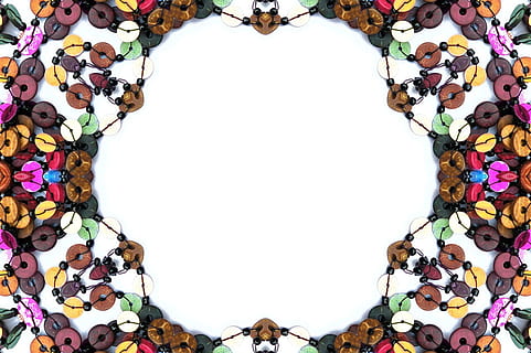 Rand, bunt, Perlen, Muster, Design, dekorativ, Textur, Hintergrund, Kunst, hölzern, Kante, leer, Center, mehrfarbig, Porträt, Kamera betrachten, Hintergründe, Menschen, kopieren sie platz, weißer Hintergrund, Körperteil, Blume, blühende Pflanze, Rahmen, keine Leute, Kreativität, Variation, Wahl, Blumenmuster, digitaler Verbund, Pflanze, Schönheit in der Natur, ausgeschnitten, abstrakt, 720P, CC0, gemeinfrei, lizenzfrei
