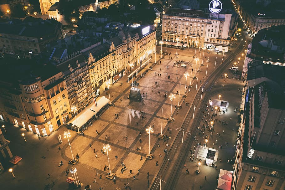 persone, a piedi, illuminato, edifici, bird-eye, guarda la fotografia, piazza, cortile, costruzione, città, esterno dell'edificio, architettura, notte, struttura costruita, strada, vista dall'alto, via della città, mezzi di trasporto, attrezzatura per l'illuminazione, modo di trasporto, all'aperto, nessuno, quartiere residenziale, veicolo a motore, paesaggio urbano, 5K