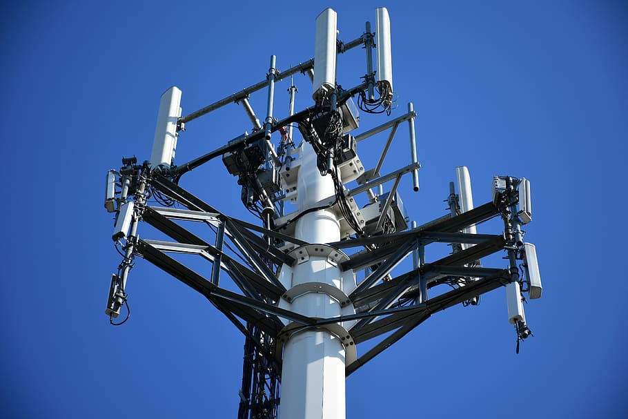 bianca, nero, inviare, torre cellulare, energia, tecnologia, mobile, cellula, Radio, antenna, trasmettere, filo, trasmettitore, trasmissione, metallo, acciaio, Telefono, Rete, senza fili, comunicazione, cielo, blu, emittente, Inquadratura dal basso, prestazione, attrezzatura per la registrazione del suono, studio di registrazione, nessuno, cielo sereno, natura, industria, Torre, cultura artistica e intrattenimento, all'aperto, giorno, musica, architettura, connessione, struttura costruita, comunicazioni globali, palcoscenico, materiale elettrico, lega, 5K