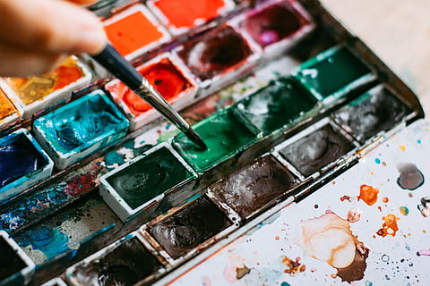 Aquarellmalerei, Malerei, Aquarelle, Objekte, Farbe, Kreativität, Pinsel, mehrfarbig, Palette, Kunst, Künstler, Farbbild, Farben, gemälde, Variation, Technologie, Nahansicht, Wissenschaft, Computerchip, Bürste, Kunst und Handwerk, menschliche Hand, Hand, menschliches Körperteil, Aquarellfarben, drinnen, eine Person, Besetzung, selektiver Fokus, Maler - Künstler, halten, Mischen, Kunst- und Handwerksausrüstung, unordentlich, 4K, CC0, gemeinfrei, lizenzfrei