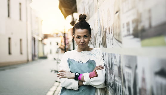 žena, opírat se, zeď, vedle, silnice, během dne, agne, venku, ženy, lidé, jedna osoba, kavkazského etnika, životního stylu, usmívající se, dospělý, ulice, mladého dospělého, žen, městské scény, město, Mladá žena, móda, štěstí, městský život, den, veselý, krása, jen dospělí, pouze jedna žena, čelní pohled, při pohledu na fotoaparát, portrét, architektura, neformální oblečení, stojící, stavba, skutečných lidí, hospodářství, exteriér budovy, zaměřit se na popředí, účes, krásná žena, 5K, CC0, veřejná doména, bez autorských práv