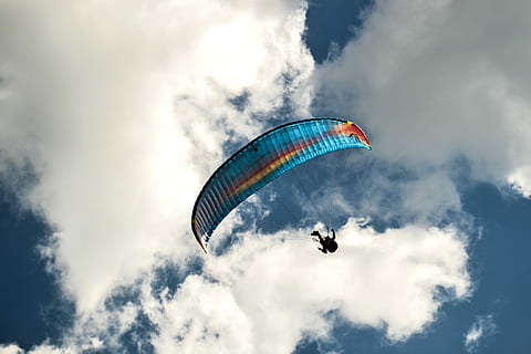 paracaigudes, paracaigudisme, núvol, cel, paracaigudista, blau, extrem, dom, alt, activitat, aventura, acció, núvol - cel, llibertat, a l'aire lliure, dia, a l'aire, volant, vista d’angle baix, parapent, activitat d'oci, Esports extrems, persona irreconeixible, naturalesa, esport, transport, estils de vida, persones reals, joia, gent, 4K, CC0, domini públic, lliure de regalies