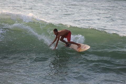 Surfen, Strand, Wasser, Meer, Bewegung, Welle, eine Person, Ufergegend, Männer, Freizeitbeschäftigung, echte Menschen, Lebensstile, Wassersport, Sport, Tag, mit nacktem Oberkörper, Natur, Schönheit in der Natur, draußen, 5K, CC0, gemeinfrei, lizenzfrei