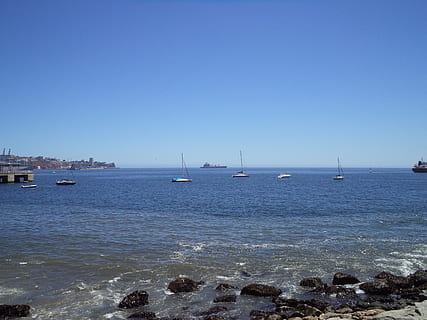 oceà, costa, núvols, cel, platja, port, paisatge, xile, Valparaíso, naturalesa, aigua, mar, vaixell nàutic, transport, cel clar, blau, manera de transport, veler, terra, cap gent, dia, còpia espai, escenics - natura, tranquil·litat, bellesa a la natura, vela, a l'aire lliure, horitzó sobre l’aigua, 4K, CC0, domini públic, lliure de regalies