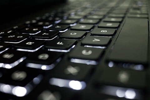 nero, tastiera del computer portatile, tastiera, computer, tecnologia, ufficio, lavoro, attrezzatura, pc, il computer portatile, elettronico, digitando, ingresso, chiave, genere, del desktop, comunicazione, connessione, tastiera del computer, nessuno, in casa, avvicinamento, tasto del computer, tecnologia wireless, attrezzatura informatica, messa a fuoco selettiva, parte del computer, testo, lettera, alfabeto, sfondi, illuminato, 5K, CC0, dominio pubblico, privo di copyright