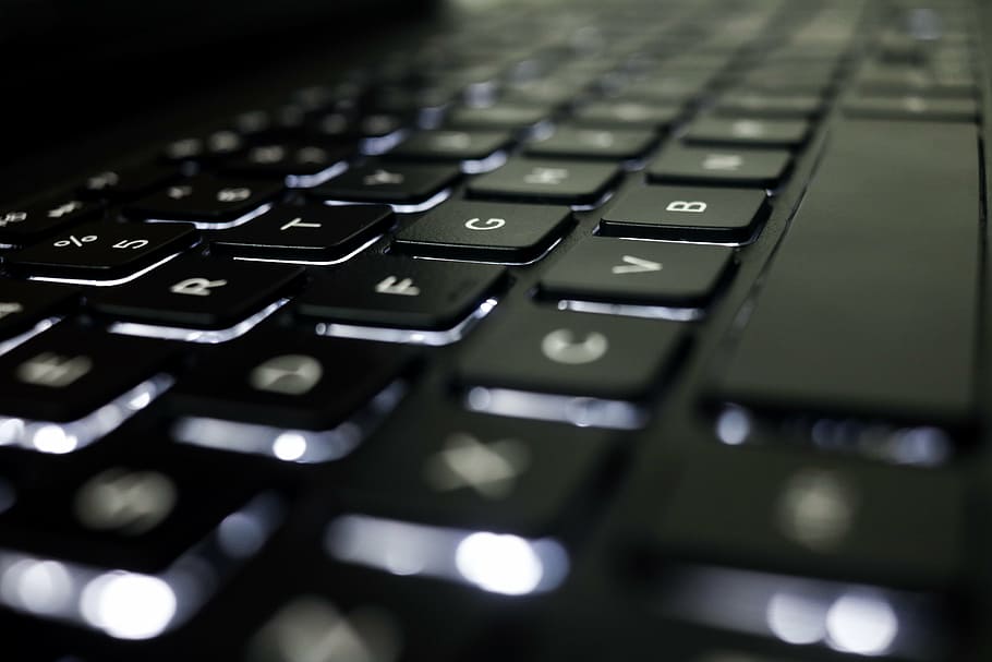 nero, tastiera del computer portatile, tastiera, computer, tecnologia, ufficio, lavoro, attrezzatura, pc, il computer portatile, elettronico, digitando, ingresso, chiave, genere, del desktop, comunicazione, connessione, tastiera del computer, nessuno, in casa, avvicinamento, tasto del computer, tecnologia wireless, attrezzatura informatica, messa a fuoco selettiva, parte del computer, testo, lettera, alfabeto, sfondi, illuminato, 5K