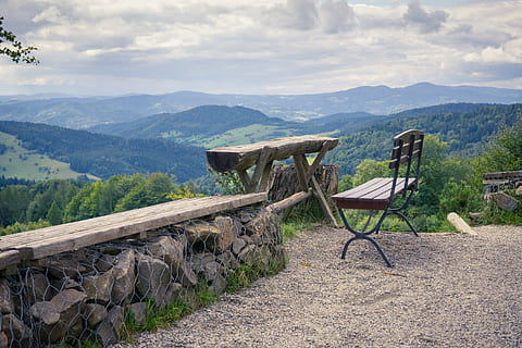 bjerge, bænk, spisebord, udsigt, skyer, ferie, bjerghytte, landskab, turisme, beskid sądecki, Beskiderne, Polen, bjerg, bjergkæde, scenics - natur, skønhed i naturen, himmel, sky - himmel, natur, rolig scene, træ - materiale, ingen mennesker, dag, ro, ikke-urbane scene, miljø, plante, træ, sæde, idyllisk, jord, udendørs, 4K, CC0, offentligt domæne, royaltyfrie