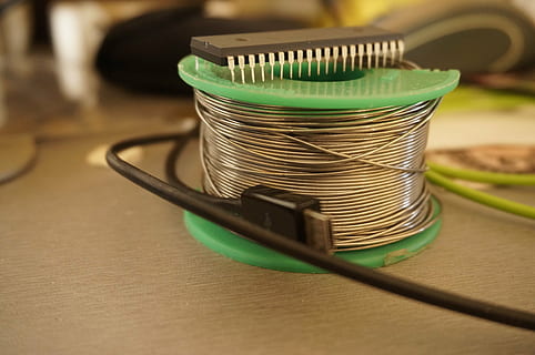 elettronico, USB, microcontrollore, lattina, saldatura, cablaggio, Fai da te, nessuno, avvicinamento, tavolo, attività commerciale, colore verde, in casa, messa a fuoco selettiva, cibo e bevande, cibo, concentrarsi sulle conoscenze acquisite, cavo, industria, legno - materiale, conservazione dell'ambiente, tecnologia, metallo, connessione, può, contenitore, vasellame, 4K, CC0, dominio pubblico, privo di copyright