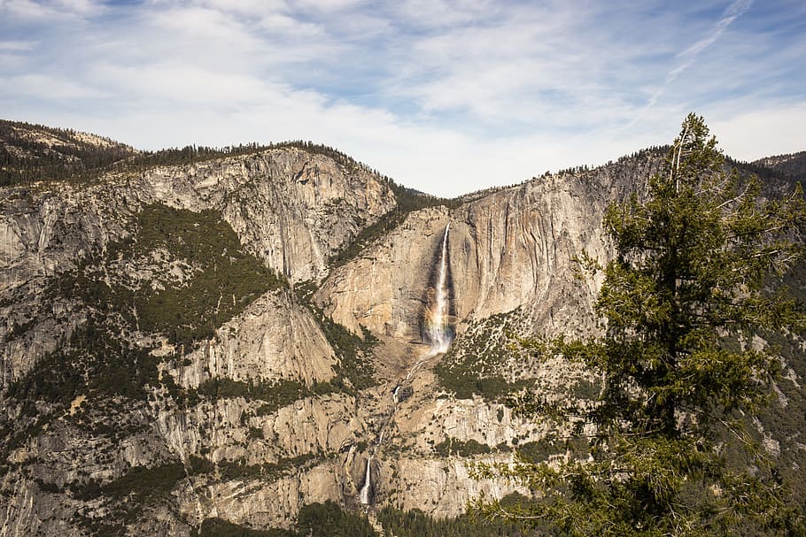 aèria, fotografia, cau, cascada, corrent, aigua, vista, naturalesa, paisatge, caure, rock, medi ambient, salvatge, moviment, rierol, a l'aire lliure, muntanya, vertical, empinada, paret, massiu, núvol - cel, cel, rock - object, sòlid, formació de roca, escenics - natura, bellesa a la natura, escena no urbana, cap gent, geologia, dia, tranquil·litat, escena tranquil·la, terrenys extrems, terra, formació, pedrera, erosionat, 5K