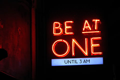 întoarse, roșu, pariu, unu, 3 dimineața, semn neon, 3, semnalizare, iluminat, noapte, neon, semn, text, comunicare, western script, arhitectură, luminos, semn deschis, nici o persoana, îndrumare, a închide, în interior, cafenea, Afaceri, comoditate, întuneric, cu amănuntul, viata de noapte, Fundal negru, 4K, CC0, domeniu public, fără drepturi de autor