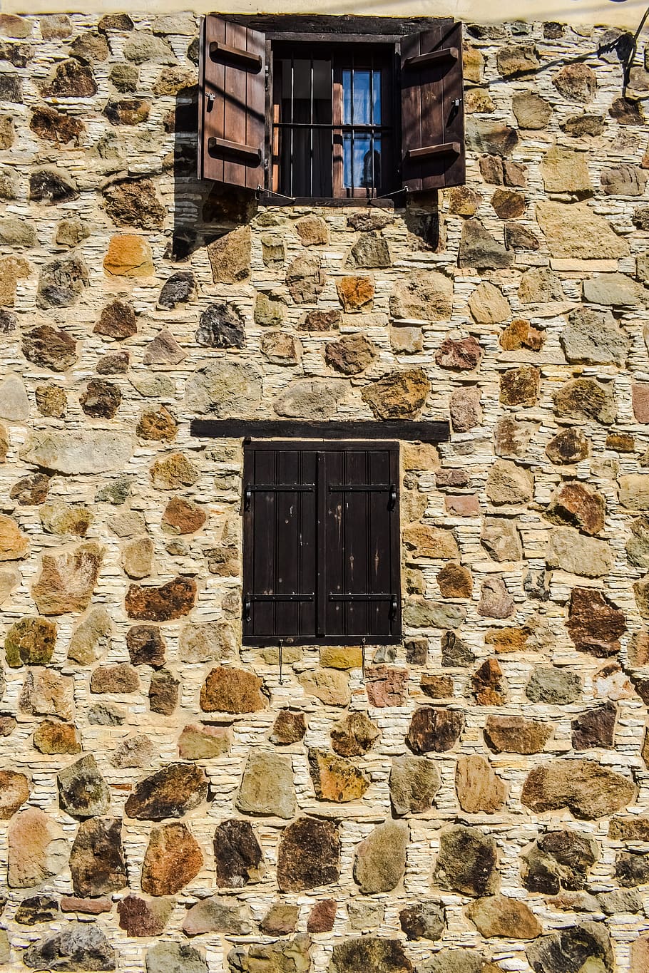 paret, finestres, pedra construïda, arquitectura, tradicional, kapedes, Xipre, estructura construïda, exterior de l'edifici, edifici, finestra, cap gent, dia, casa, funció de construcció de parets, vell, barri residencial, a l'aire lliure, paret de pedra, entrada, porta, sòlid, naturalesa, tancat, llum solar, 5K