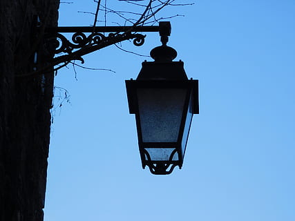 llum, llanterna, il·luminació, cel, llum antiga, lluminària, llum de peu, reverberatori, blau, vista d’angle baix, cable, a l'aire lliure, dia, equips d’il·luminació, llum del carrer, cel clar, carrer, naturalesa, cap gent, electricitat, arbre, metall, llum elèctrica, llum de gas, antiguitat, ornamentat, 4K, CC0, domini públic, lliure de regalies