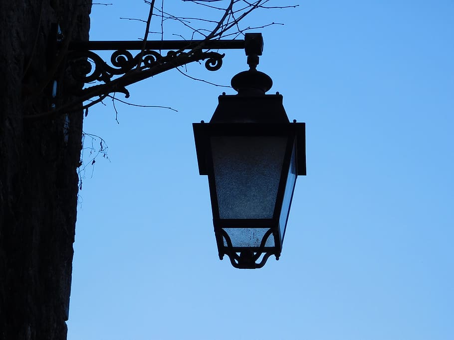 llum, llanterna, il·luminació, cel, llum antiga, lluminària, llum de peu, reverberatori, blau, vista d’angle baix, cable, a l'aire lliure, dia, equips d’il·luminació, llum del carrer, cel clar, carrer, naturalesa, cap gent, electricitat, arbre, metall, llum elèctrica, llum de gas, antiguitat, ornamentat, 4K