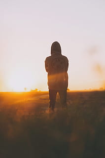 persona, dessuadora, de peu, camp, focalitzar la fotografia, de cara, sol ligh t, herba, posta de sol, hora daurada, home, paio, masculí, naturalesa, a l'aire lliure, gent, homes, unió, estils de vida, amor, vista del darrere, silueta, dones, vespre, adult, femelles, llum solar, nen, activitat d'oci, dues persones, vacances, cel, diversió, senderisme, mig adult, homes de mitjana edat, persones reals, terra, una persona, paisatge, longitud completa, medi ambient, bellesa a la natura, còpia espai, cel clar, 5K, CC0, domini públic, lliure de regalies