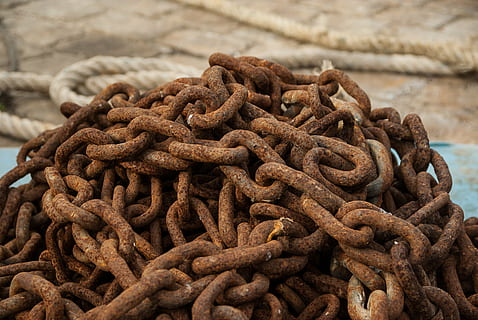 řetězec, rez, prsteny, přístav, ferrraille, kov, řetěz, rezavý, nikdo, detail, síla, spojení, den, celý rám, zaměřit se na popředí, vzor, pozadí, složitost, zásobník, stálý život, Příroda, halda, velká skupina objektů, venku, zastaralý, Spletený, žehlička, 4K, CC0, veřejná doména, bez autorských práv