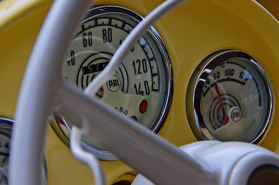 samochód, oldtimer, żółty, deszcz, Stary samochód, weteran, zabytkowe pojazdy, transport, klasyczny, styl, retro, automatyczny, stary, zabytkowy samochód, rząd, pojazd, technika, numer, zbliżenie, żadnych ludzi, selektywne skupienie, wewnątrz, czas, wskaźnik, prędkościomierz, środek transportu, prędkość, sprzęt, technologia, bezpieczeństwo, panel sterowania, dzień, pełna ramka, zegar, 2K