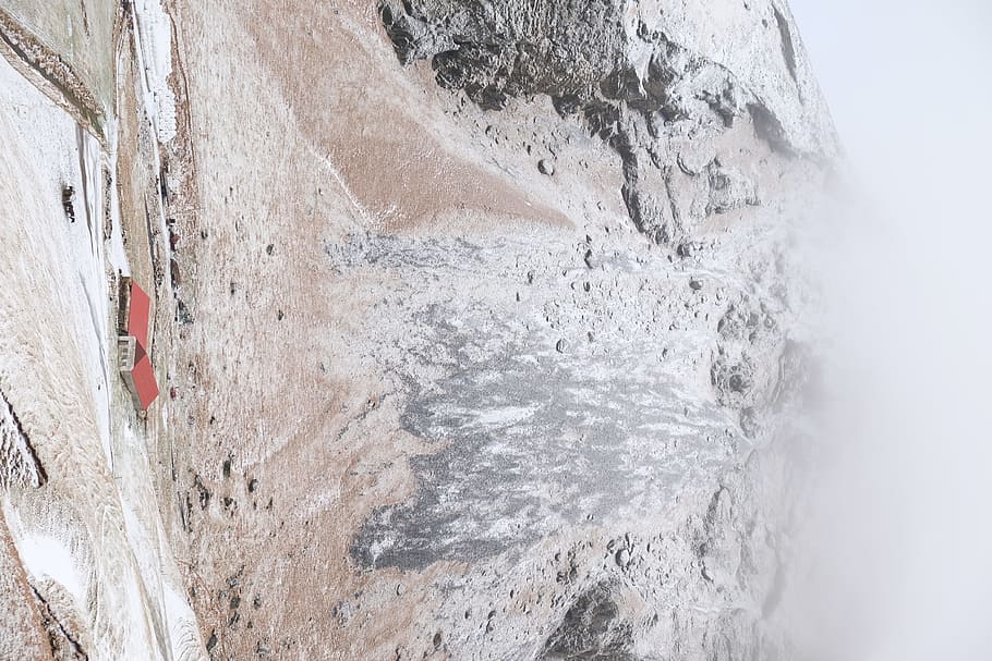 Bergboden, Haus, Bauernhof, Island, Berg, Wolke, Rock, Schnee, Natur, Hintergründe, Weiß, keine Leute, Tag, draußen, Winter, kalte Temperatur, Schönheit in der Natur, Land, Szenen - Natur, Rock - Objekt, Landschaft, Umgebung, Nicht-städtische Szene, Ruhe, solide, ruhige Szene, Formation, 4K