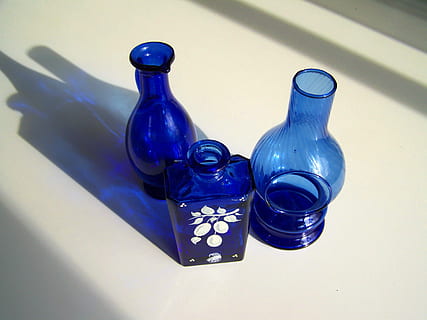 blau, objectes de vidre, ombra lleugera, objectes, llum, ombra, objectes de vidre blau, ornaments, ampolla, a l'interior, cap gent, primer pla, contenidor, taula, natura morta, vidre - material, vista d’angle alt, menjar i beguda, beure, refresc, cantimplora, transparent, vidre, llum solar, grup d'objectes, 2K, CC0, domini públic, lliure de regalies