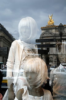 Reflexionen, Spiegeleffekt, Mannequin, Modus, Geschäft, altes Gebäude, goldene Statue, Paris, Frankreich, Glas, Vitrine, Kleiderladen, Mode Geschäft, Eis, Wolken, Kind, Frau, junge Frau, junger Mann, Kleider, Kleidung, Parisien, Oper, Stehlampe, die Architektur, Reflexion, Statue, Skulptur, Gebäudehülle, Rückansicht, Reiseziele, menschliche Darstellung, gebaute Struktur, Darstellung, Kunst und Handwerk, Kreativität, Tourismus, zufällige Menschen, Stadt, Tag, echte Menschen, Himmel, männliche Ähnlichkeit, Menschen, Kunst, Frisur, 1080P, CC0, gemeinfrei, lizenzfrei