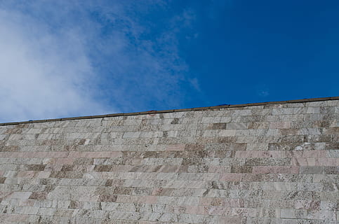 mur, bâtiment, des briques, architecture, mur, bâtiment, conception, construction, modèle, structure, texture, extérieur, Matériel, ciment, béton, pierre, biens, géométrique, altéré, propriété, construire, clôture, frontière, rugueux, Sécurité, protéger, intimité, garantir, protection, garde, confidentiel, privé, sûr, la défense, bloc, sauvegarde, fermé, fort, bastion, solide, architectural, haute, grand, structure construite, extérieur du bâtiment, journée, en plein air, personne, faible angle de vue, construction de murs, ciel, nuage - ciel, la nature, bleu, brique, lumière du soleil, mur de briques, espace de copie, 4K, CC0, domaine public, libre de droits
