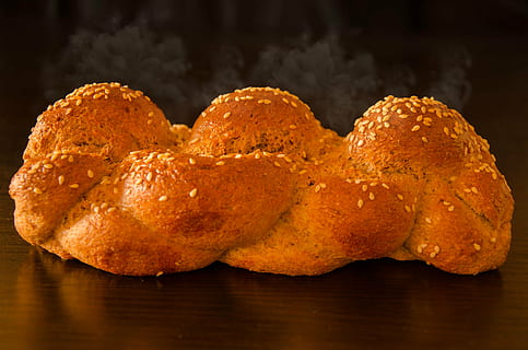 bakeri, baking, brød, frokost, bolle, korn, skorpe, nydelig, deig, mel, mat, gull, hjemmelaget, måltid, kake, forfriskning, stilleben, søt, hvete, mat og Drikke, friskhet, gourmet, klar til å spise, studio skudd, ingen folk, innendørs, nærbilde, bord, fokusere på forgrunnen, bakt, brun, svart bakgrunn, enkelt objekt, matbit, enkelhet, selektiv fokusering, fransk mat, fristelse, 4K, CC0, offentlig domene, opphavsrett gratis