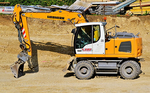 gul, hvit, gravemaskin, gravemaskiner, konstruksjonsmaskin, skuffe, arbeidsmaskin, byggearbeid, traktorgrave, nettstedet, husbygging, konstruksjon, teknologi, maskin, arbeid, transportmiddel, transport, land kjøretøy, anleggsbransjen, by, vei, dag, gate, byggeplass, Konstruksjons-maskineri, motorkjøretøy, utendørs, industri, bulldozer, sollys, konstruksjons kjøretøy, stasjonær, lastebil, jordmester, natur, anleggsutstyr, 5K, CC0, offentlig domene, opphavsrett gratis