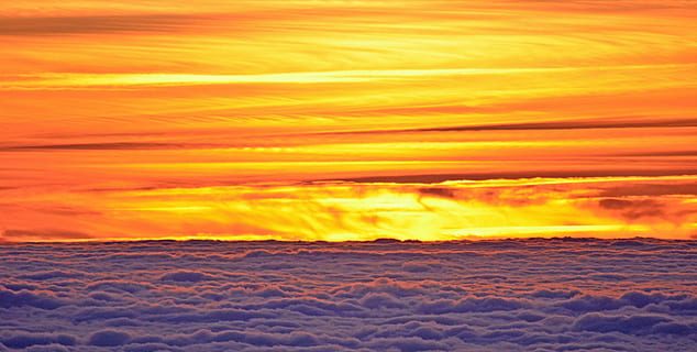 Weiß, Wolken, Sonnenuntergang, Sonne, Dämmerung, Farben, Licht, Feuer, Wolkenmeer, Meereswolke, Schönheit in der Natur, orange Farbe, Natur, szenen, Meer, keine Leute, ruhige Szene, wolke - himmel, Himmel, Szenen - Natur, Wolkengebilde, Ruhe, idyllisch, Dramatischer Himmel, Scheu, Umgebung, draußen, Hintergründe, majestätisch, Meteorologie, über, 5K