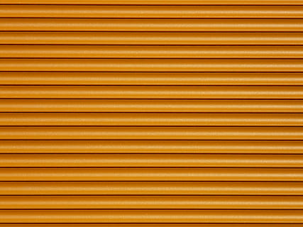 orangefarbene Oberfläche, Orange, Oberfläche, Rollladen, Rollo, Fenster, Jalousie, Verschluss, Gelb, Hintergründe, Muster, Essen und Trinken, keine Leute, texturiert, Metall, Vollbild, Nahansicht, Wiederholung, in einer Reihe, drinnen, gewelltes Eisen, Wandbau - Funktion, Eisen, goldfarben, gestreift, Fülle, Tag, Anordnung, gewellt, silberfarben, 2K, CC0, gemeinfrei, lizenzfrei