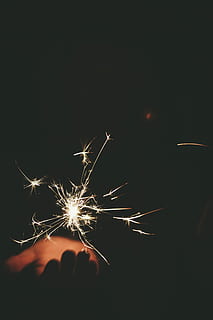 person hand bellow, gnistrande, ljus, time-lapse fotografering, smällare, fyrverkeri, gnista, sparkler, flamma, rök, firande, händelse, upplyst, natt, konstkultur och underhållning, riktiga människor, lysande, lång exponering, gnistor, rörelse, brinnande, mänsklig hand, hand, livsstilar, suddig rörelse, mänsklig kroppsdel, fyrverkeri - människobeslag, innehav, finger, 4K, CC0, offentligt domän, royaltyfria