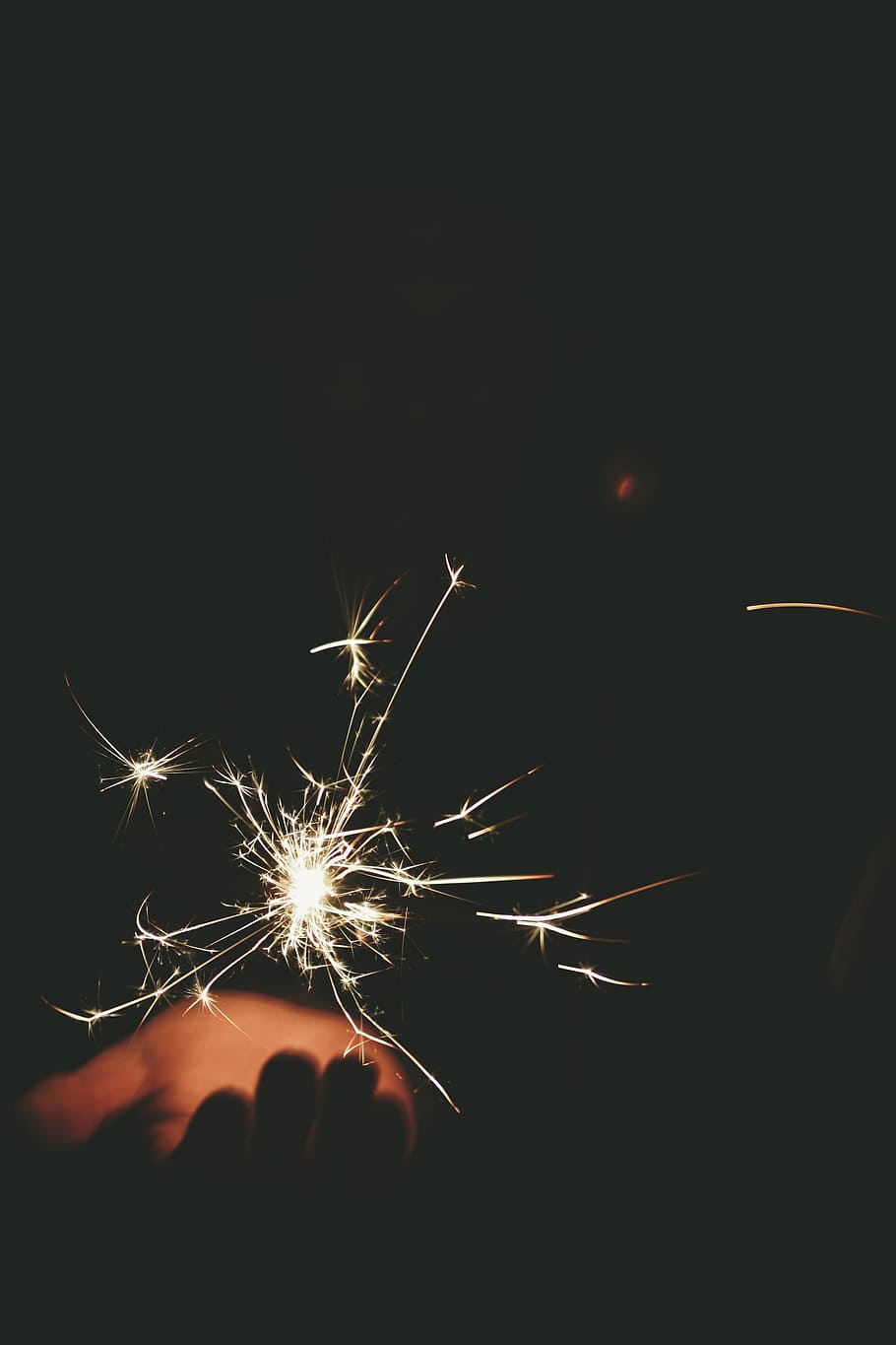 muggito di mano di persona, scintillante, luce, fotografia time-lapse, petardo, fuoco d'artificio, scintilla, sparkler, fiamma, Fumo, celebrazione, evento, illuminato, notte, cultura artistica e intrattenimento, persone reali, raggiante, lunga esposizione, scintille, movimento, ardente, mano umana, mano, stili di vita, movimento sfocato, parte del corpo umano, fuochi d'artificio - Oggetto creato dall'uomo, detenzione, Fuochi artificiali, dito, 4K