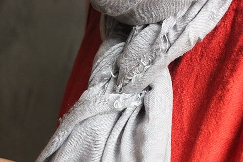 Schal, Spaß, Gut, Mittelteil, Kleidung, Menschen, Textil-, Hand, menschliche Hand, menschliches Körperteil, drinnen, Erwachsene, Nahansicht, Männer, rot, zwei Menschen, Lebensstile, echte Menschen, Emotion, Handschuh, weiße Farbe, Feier, warme Kleidung, menschliches Glied, 2K, CC0, gemeinfrei, lizenzfrei