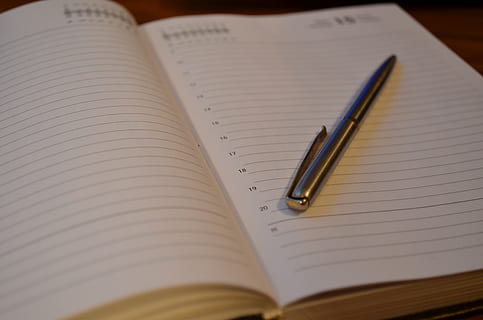 grigio, inossidabile, penna a scatto in acciaio, bianca, taccuino, diario, penna, lavoro, segretario, pianificazione, pubblicazione, libro, formazione scolastica, pagina, Aperto, carta, avvicinamento, nessuno, natura morta, in casa, apprendimento, tavolo, messa a fuoco selettiva, bloc notes, strumento di scrittura, vista dall'alto, competenza, studiando, manuale, vuoto, libro con copertina rigida, 2K, CC0, dominio pubblico, privo di copyright