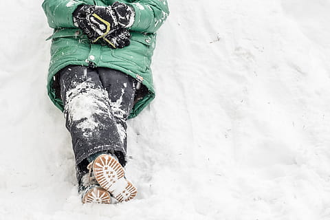 person, bär, grön, windbreaker bubblajacka, svart, jeans, Sammanträde, snö, dagtid, vinter-, vintrig, kall, backcountry skidåkning, snö magi, barn, fotspår, spela, roligt, lusta, handskar, jacka, skor, kall temperatur, en person, Kläder, varma kläder, natur, vit färg, dag, högvinkelvy, fritidsaktivitet, riktiga människor, livsstilar, sport, utomhus, låg sektion, landa, fält, 2K, CC0, offentligt domän, royaltyfria