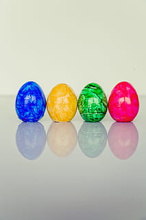 mehrfarbige Eier, Ostereier, bunt, Ostern, Ei, Farbe, Osterei malen, Dekoration, Frohe Ostern, mehrfarbig, Osterei, Studioaufnahme, Variation, grüne Farbe, drinnen, Stillleben, kopieren sie platz, weißer Hintergrund, Lebensmittel, Wahl, keine Leute, Gruppe von Objekten, Essen und Trinken, Feier, Urlaub, Reflexion, Nahansicht, Versuchung, 4K