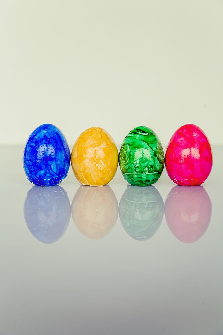 mehrfarbige Eier, Ostereier, bunt, Ostern, Ei, Farbe, Osterei malen, Dekoration, Frohe Ostern, mehrfarbig, Osterei, Studioaufnahme, Variation, grüne Farbe, drinnen, Stillleben, kopieren sie platz, weißer Hintergrund, Lebensmittel, Wahl, keine Leute, Gruppe von Objekten, Essen und Trinken, Feier, Urlaub, Reflexion, Nahansicht, Versuchung, 4K