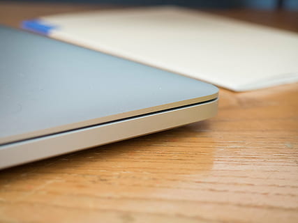 gri, laptop, plasat, maro, de lemn, bord, înclinare, schimb, fotografie, masa, macbook, calculator, tehnologie, Afaceri, birou, lemn, lemn - material, în interior, nici o persoana, a închide, zi, natură moartă, educaţie, selectiv, creion, vedere în unghi mare, să se concentreze asupra primelor elemente, tehnologia fără fir, albastru, comunicare, conexiune, artă și sculptură, spațiu copie, agresiune, 4K, CC0, domeniu public, fără drepturi de autor