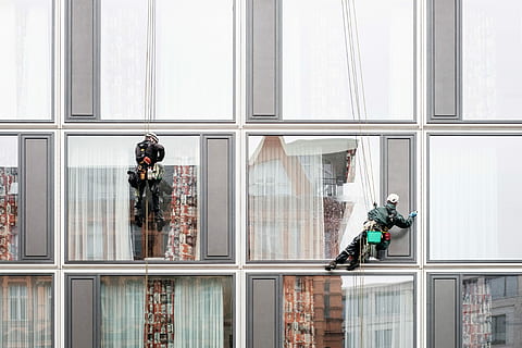 mand, hængende, ved siden af, bygning vindue, to, herrer, aftørring, højhus, bygning glas vinduer, vindue, facade, afspejling, vindueskive, vask, vaske vindue, vindueblind, vinduespudser, snor, beskyttende arbejdstøj, rappelling, arbejde, arbejdstøj, Manuel arbejder, hat, glas - materiale, arkitektur, bygning udvendig, bygget struktur, mennesker, gennemsigtig, voksen, dag, kontor, udendørs, by, beskæftigelse, rigtige mennesker, to personer, bygning, vinduesramme, 4K, CC0, offentligt domæne, royaltyfrie