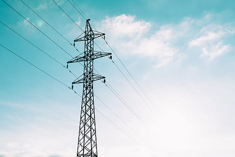 tour de transmission, câble, Distribution, électrique, électricité, énergie, environnement, haute, ligne, tir faible angle, Puissance, source de courant, ciel, acier, la fourniture, grand, La technologie, la tour, transmission, poteau utilitaire, Tension, pylône électrique, nuage - ciel, lien, faible angle de vue, production de carburant et d'électricité, ligne électrique, grand - haut, personne, la nature, métal, structure construite, architecture, industrie, bleu, en plein air, couleur saturée, alliage, équipement électrique, équipement industriel, composant électrique, 5K, CC0, domaine public, libre de droits