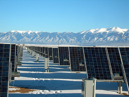 solare, pannelli, giorno, matrice di pannelli solari, centrale elettrica, elettricità, energia, monoasse, puntamento, fotovoltaico, Alamosa, Colorado, Stati Uniti d'America, montagne, tecnologia, verde, campo, luce del sole, sostenibile, eco, pulito, fotocellula, pannello solare, natura, cielo, montagna, blu, centrale elettrica solare, inverno, la neve, temperatura fredda, ambiente, catena montuosa, energia solare, energia alternativa, energia rinnovabile, scenics - natura, montagna innevata, bellezza nella natura, combustibile e produzione di energia, architettura, conservazione dell'ambiente, struttura costruita, all'aperto, ghiaccio, picco di montagna, 1080P, CC0, dominio pubblico, privo di copyright