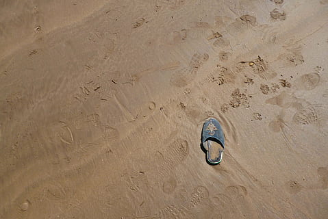 sorra, platja, empremta, traces, sola, perdut, oblida't, solitari, sabata, oriental, Agadir, marroquí, imatge de fons, terra, vista d’angle alt, naturalesa, dia, sandàlia, aigua, cap gent, a l'aire lliure, parell, humit, tranquil·litat, xancla, absència, bellesa a la natura, llum solar, sabatilla, 4K, CC0, domini públic, lliure de regalies