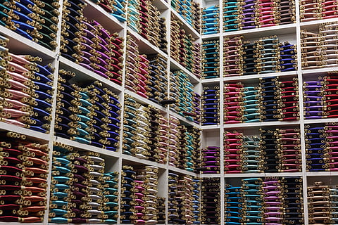 fio, tecido, de costura, roupas, carretel, bambu, têxtil, material, Marrocos, fazer compras, pilha, colorida, venda, cor, exibição, padronizar, grande grupo de objetos, quadro completo, multi colorido, abundância, origens, ninguém, estante, escolha, varejo, dentro de casa, arranjo, variação, loja, em uma sequência, ordem, à venda, ainda vida, dia, 4K