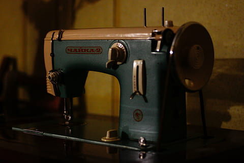 bleu, blanc, machine à coudre, beige, couture, machine, difficile, Cas, réflexion, à l'intérieur, démodé, machinerie, fermer, personne, journée, La technologie, appareil, se concentrer sur le premier plan, table, style rétro, Nourriture et boisson, vieux, équipement, métal, la communication, nature morte, équipement ménager, antique, nostalgie, 4K, CC0, domaine public, libre de droits