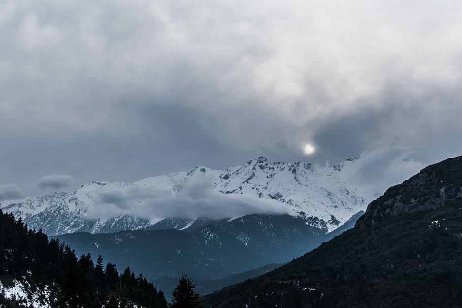 fotografie cu unghi mic, alb, negru, Munte, copac, zăpadă, acoperit, munţi, zi, nor, dramatic cer, ceaţă, aburi, siluetă, iarnă, în aer liber, natură, Cloudscape, întuneric, decor, vedere, acoperit cu zăpadă, vreme, Grecia, vârful muntelui, explora, scenice - natura, nor - cer, cer, mediu inconjurator, frumusețe în natură, temperatura rece, de munte, peisaj, liniște, o scenă liniștită, nici o persoana, un munte acoperit de zăpadă, plantă, varf de munte, conifer, Brad, 5K
