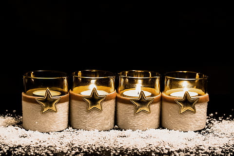 fire, klar, offerfund, stearinlys indlagt, grå, overflade, tredje advent, 3, advent, stearinlys, første lys, før jul, juledekoration, stearinlys flamme, lys, flamme, julemotiv, jul, juletid, dekoration, julegave, stjerne, guld, indendørs, brænding, ild, side om side, i en række, gruppe af objekter, stilleben, sort baggrund, brand - naturligt fænomen, studio skud, ingen mennesker, arrangement, mad og drikke, beholder, kopiere plads, tæt på, varme - temperatur, glas - materiale, bestille, te lys, 5K, CC0, offentligt domæne, royaltyfrie