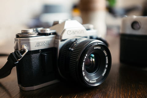 Càmera canon ae-1, canon ae-1, càmera, objectes, càmera - equip fotogràfic, temes de fotografia, lent - instrument òptic, equipament, vell, passat de moda, sol objecte, estil retro, tecnologia, fotografia, antiguitat, cap gent, equip fotogràfic, lent - ull, centrar-se en primer pla, primer pla, càmera digital, a l'interior, instrument òptic, càmera slr, taula, cultura i entreteniment artístic, natura morta, càmera de vídeo domèstica, 4K, CC0, domini públic, lliure de regalies