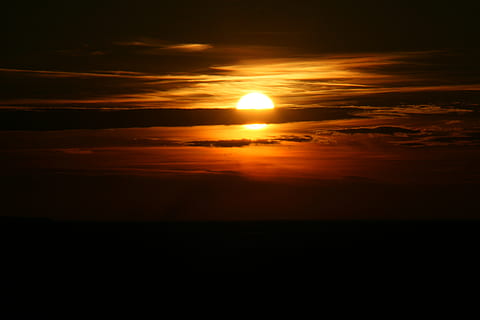 auringonlasku, aurinko, taivas, pilvi, punainen, illalla, luonto, hämärä, oranssi väri, auringonvalo, kesä, scenics, auringonnousu - aamunkoitto, kauneus luonnossa, pilvi - taivas, maisemat - luonto, tyyneys, rauhallinen kohtaus, siluetti, ei ihmisiä, keltainen, idyllinen, ulkona, majesteettinen, kunnioitusta, dramaattinen taivas, kopiointitila, pimennys, 4K, CC0, public domain, rojaltivapaa